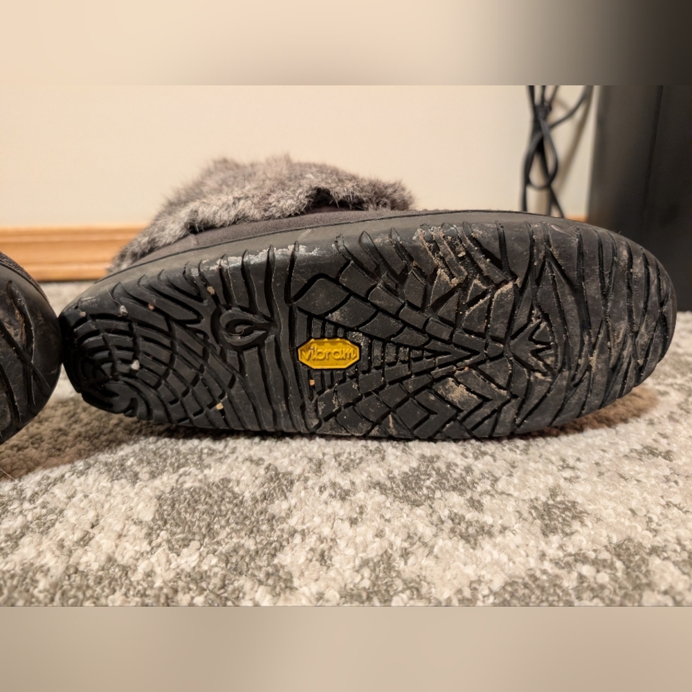 Cozy Gray Fur And Leather Winter Boots - Picture 9 of 10